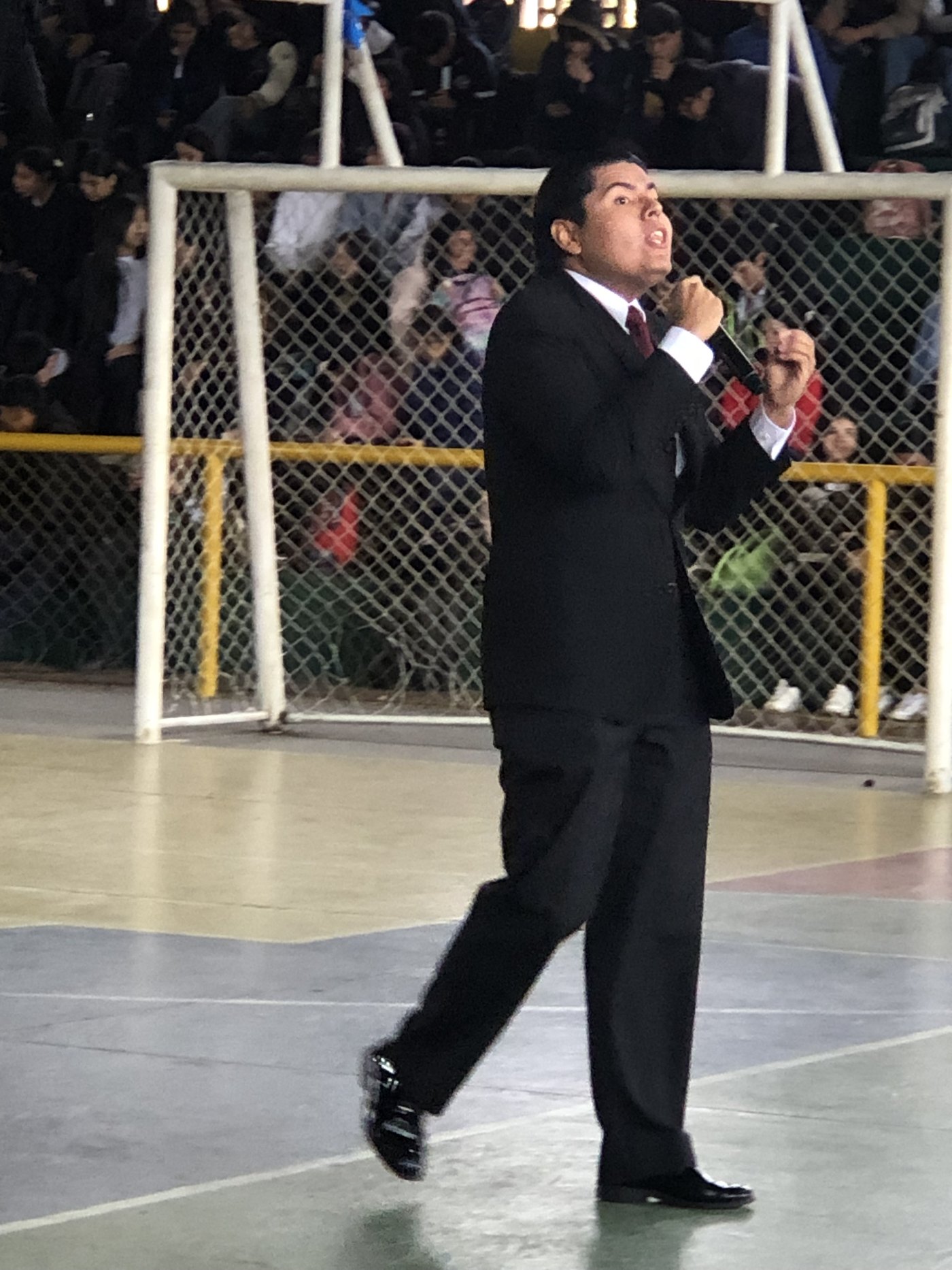 Carlos Olivera presentando el proyecto DRAGOMÁN ante estudiantes