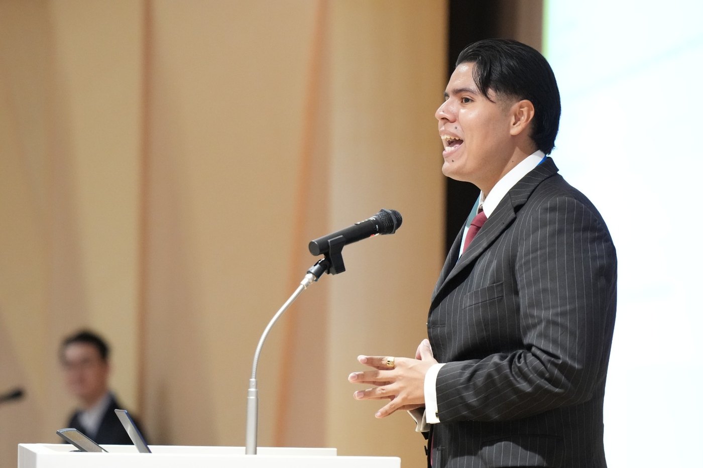 Carlos Olivera como co-presidente en el Global Youth Forum en Japón