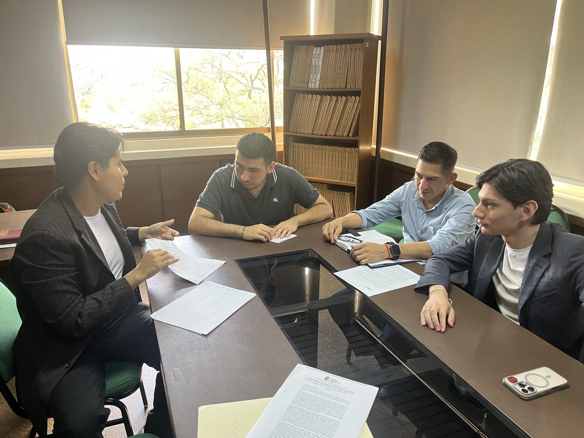 Mesa de trabajo de la presentación de la Ley de IA en la Gobernación de Santa Cruz