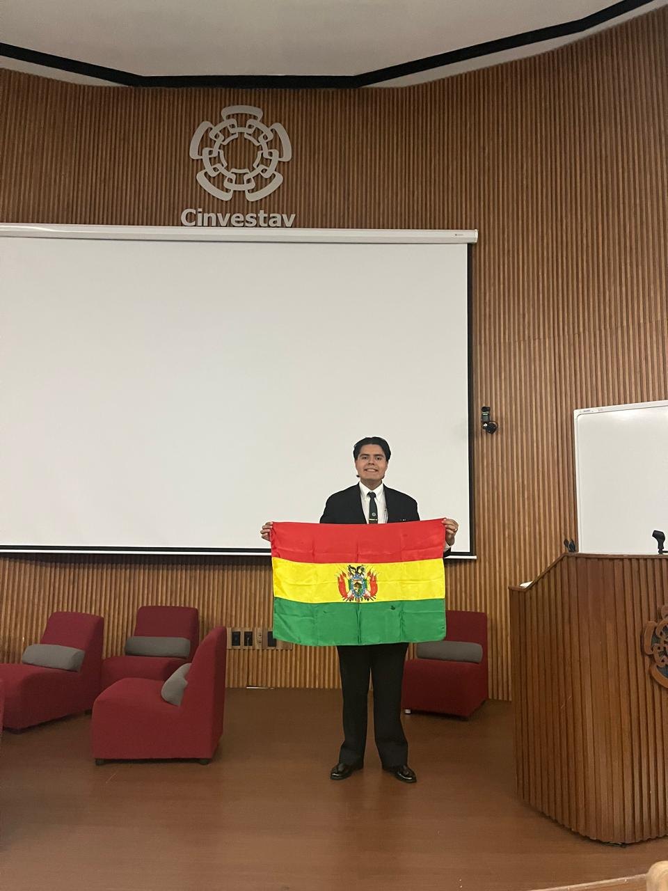 Carlos Olivera, delegado de Bolivia, en la Summer School de Mila en México